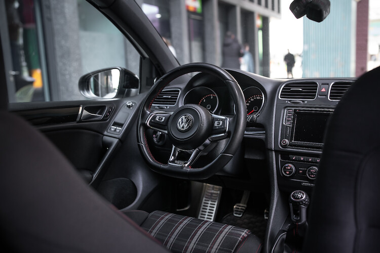 Volkswagen Golf VI – bogate wyposażenie standardowe i wysoki poziom bezpieczeństwa